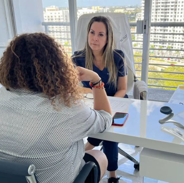 N.P. Yumirva Balbas meeting with a patient for a personalized wellness plan in Hollywood, FL.
